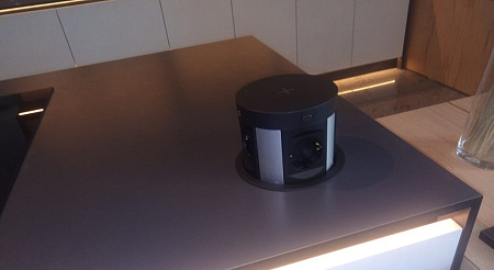 Блок розеток выдвижной вертик.4 розетки. Беспроводная зарядка. черный